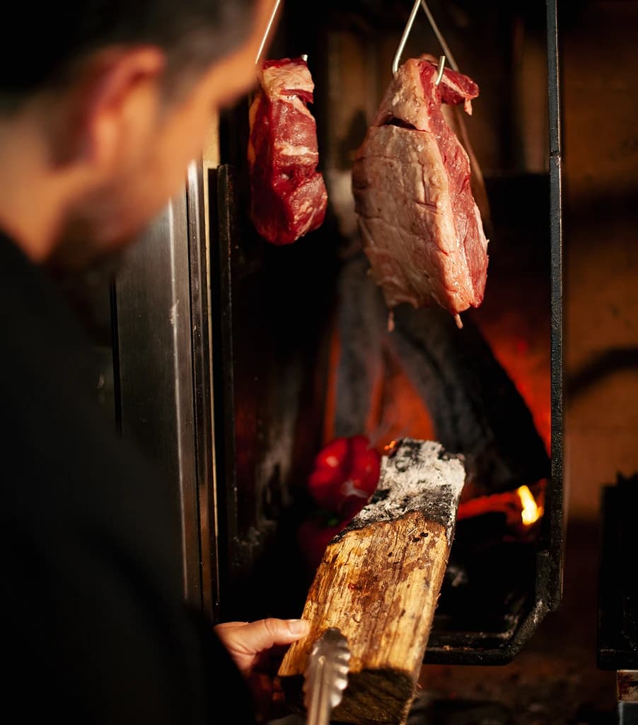 Carnes premium colgando en el asador de Florios