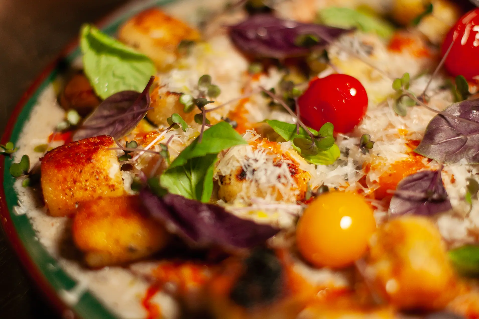 Ensalada gourmet con ingredientes frescos