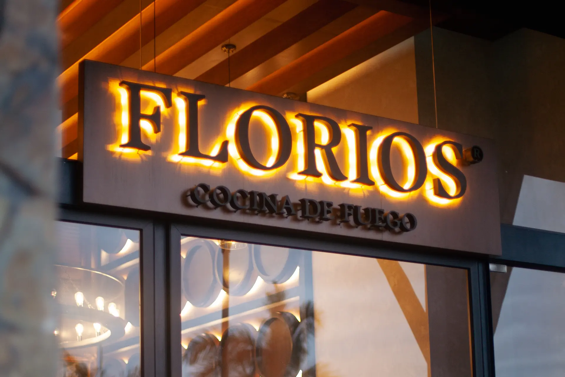 Letrero exterior de Florios con iluminación nocturna