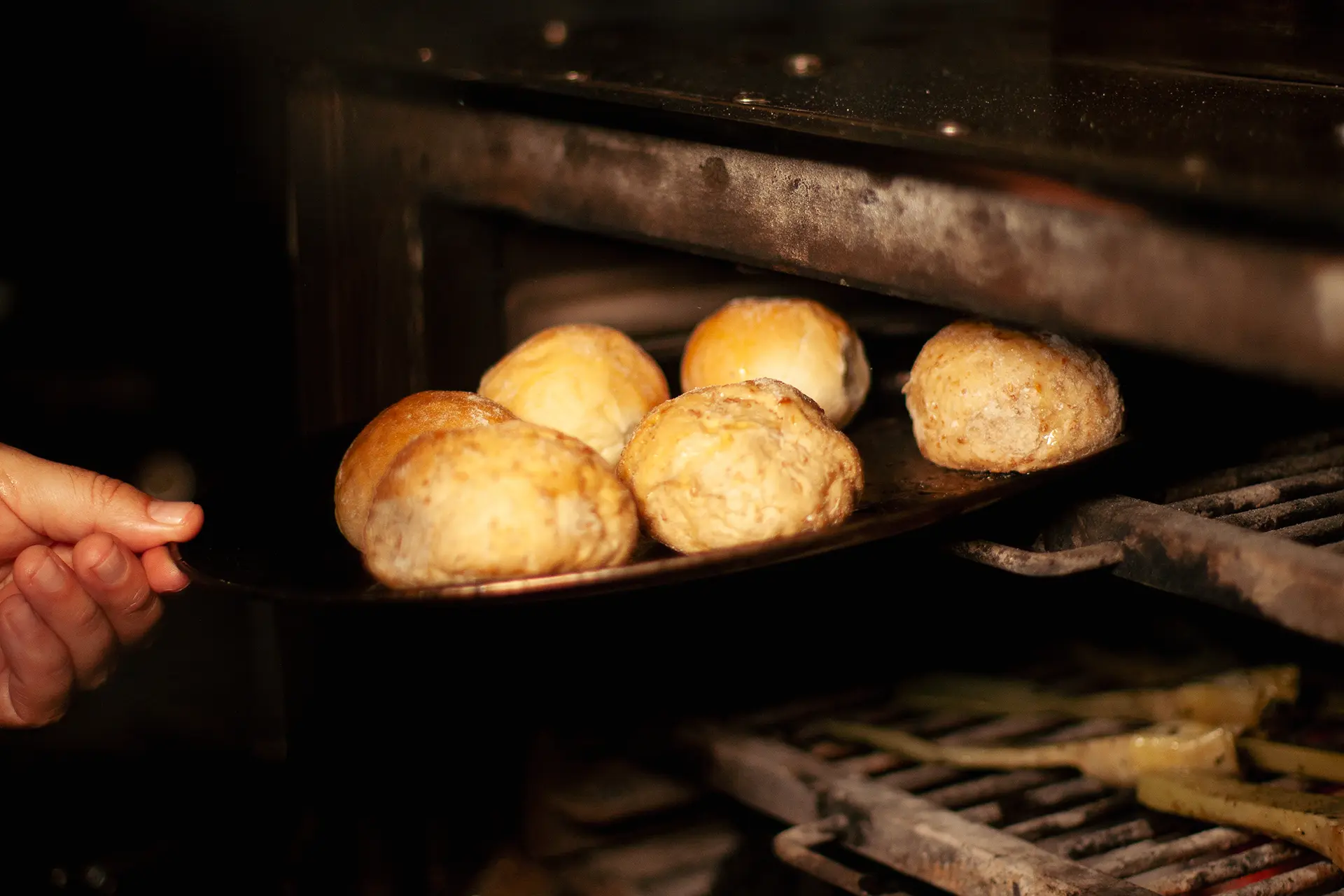 Panes artesanales recién horneados